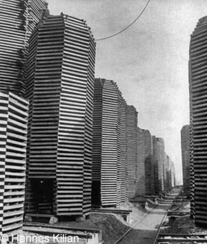Holzstapel Fassfabrik, Copyright Hannes Kilian, Foto 1941